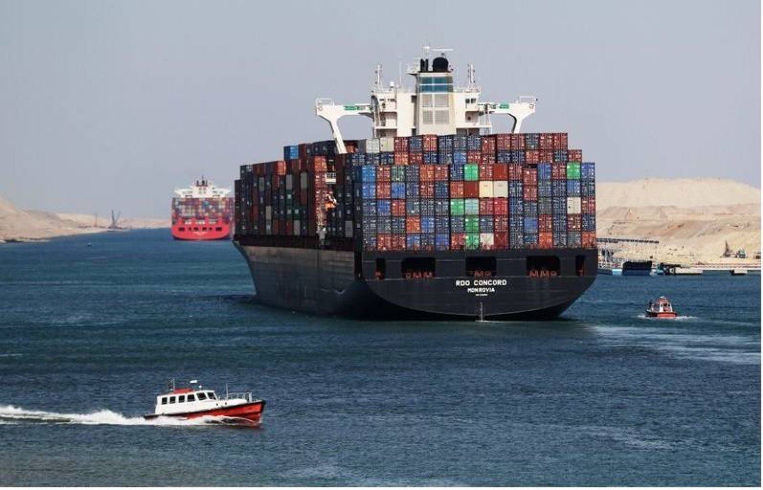 سفينة حاويات تبحر عبر قناة السويس (رويترز)