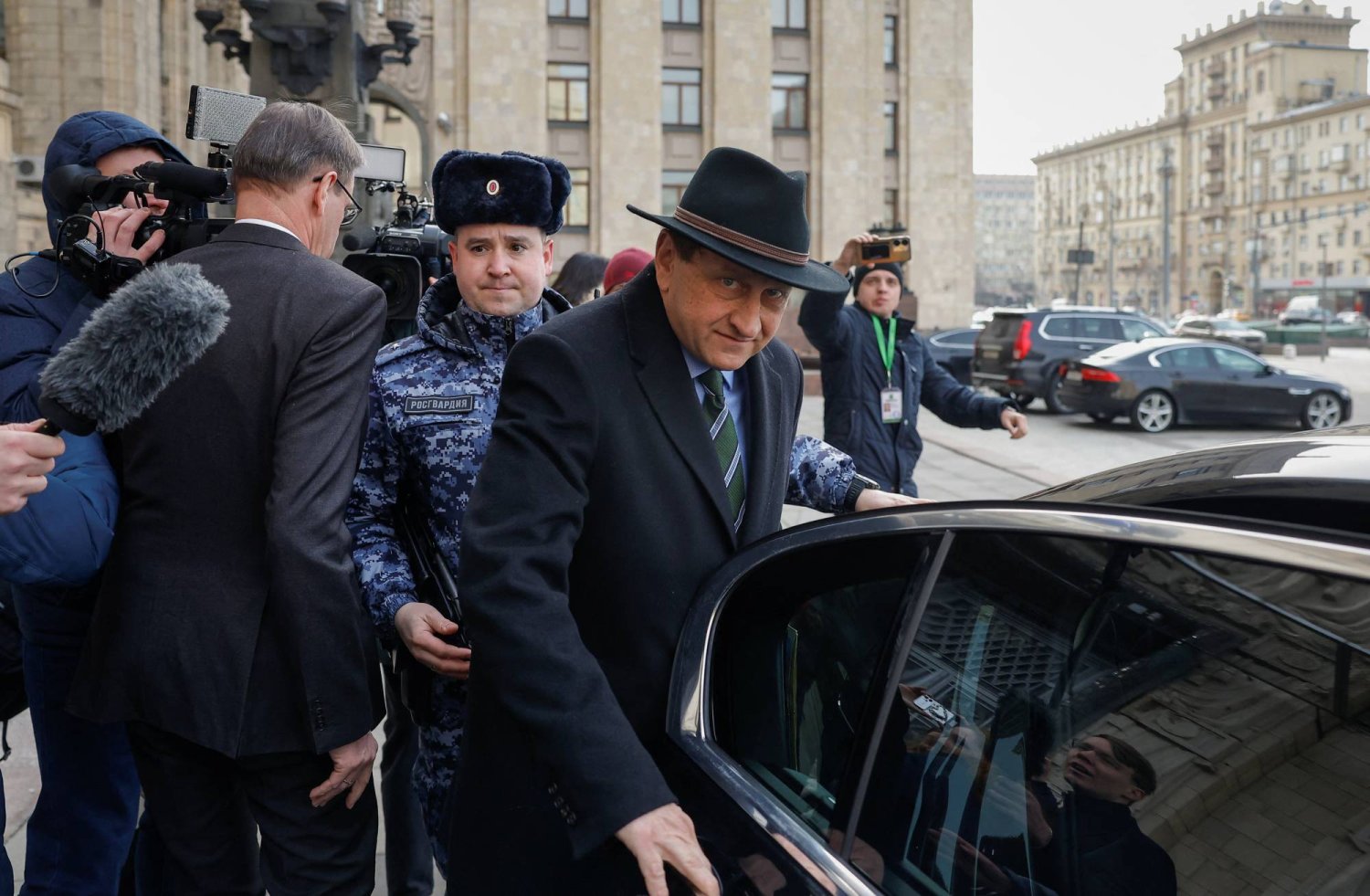 السفير الألماني لامبزدورف لدى مغادرته مقر وزارة الخارجية الروسية بعد استدعائه للاحتجاج على «تدخل بلاده المباشر» في أوكرانيا الاثنين (رويترز)