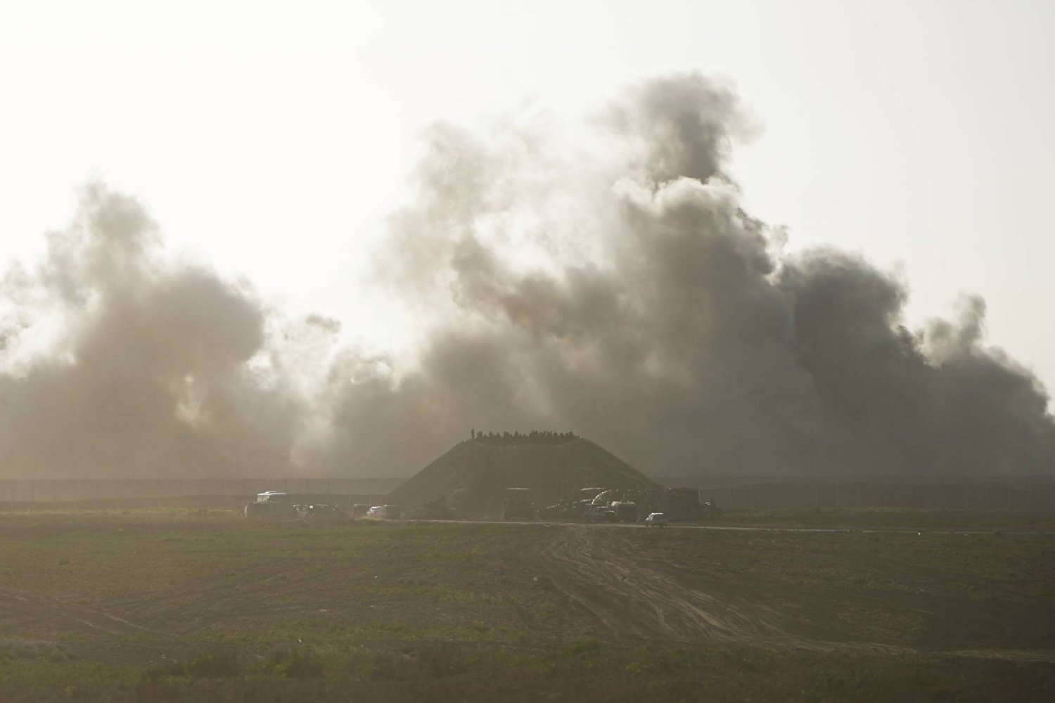 دخان يتصاعد بعد انفجار في قطاع غزة كما يظهر من جنوب إسرائيل الاثنين 4 مارس 2024 (أ.ب)