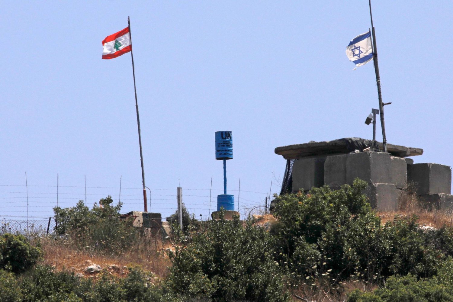 الخط الأزرق ... الأمم المتحدة تفصل بين لبنان وإسرائيل عقب انسحاب القوات الإسرائيلية من الجنوب عام 2000 (أ.ف.ب)