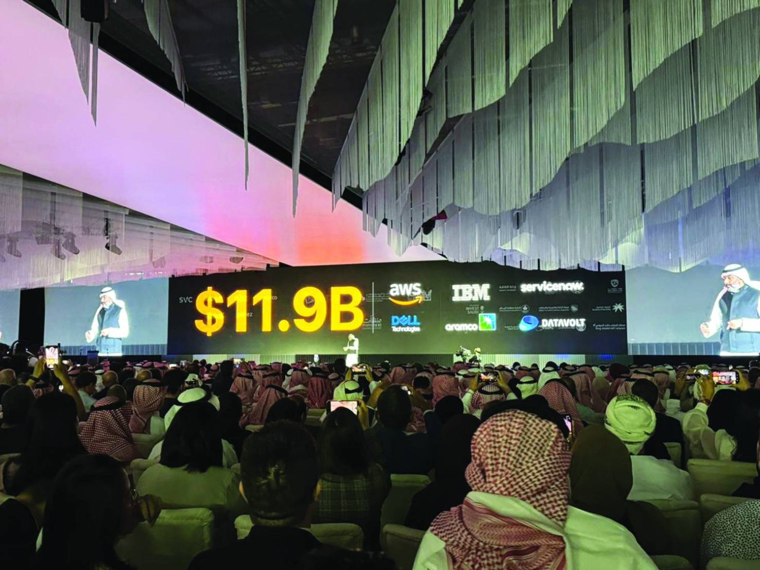 
وزير الاتصالات السعودي المهندس عبد الله السواحة خلال الإعلان عن حجم الاستثمارات التقنية في السعودية خلال «ليب 24» (الشرق الأوسط)