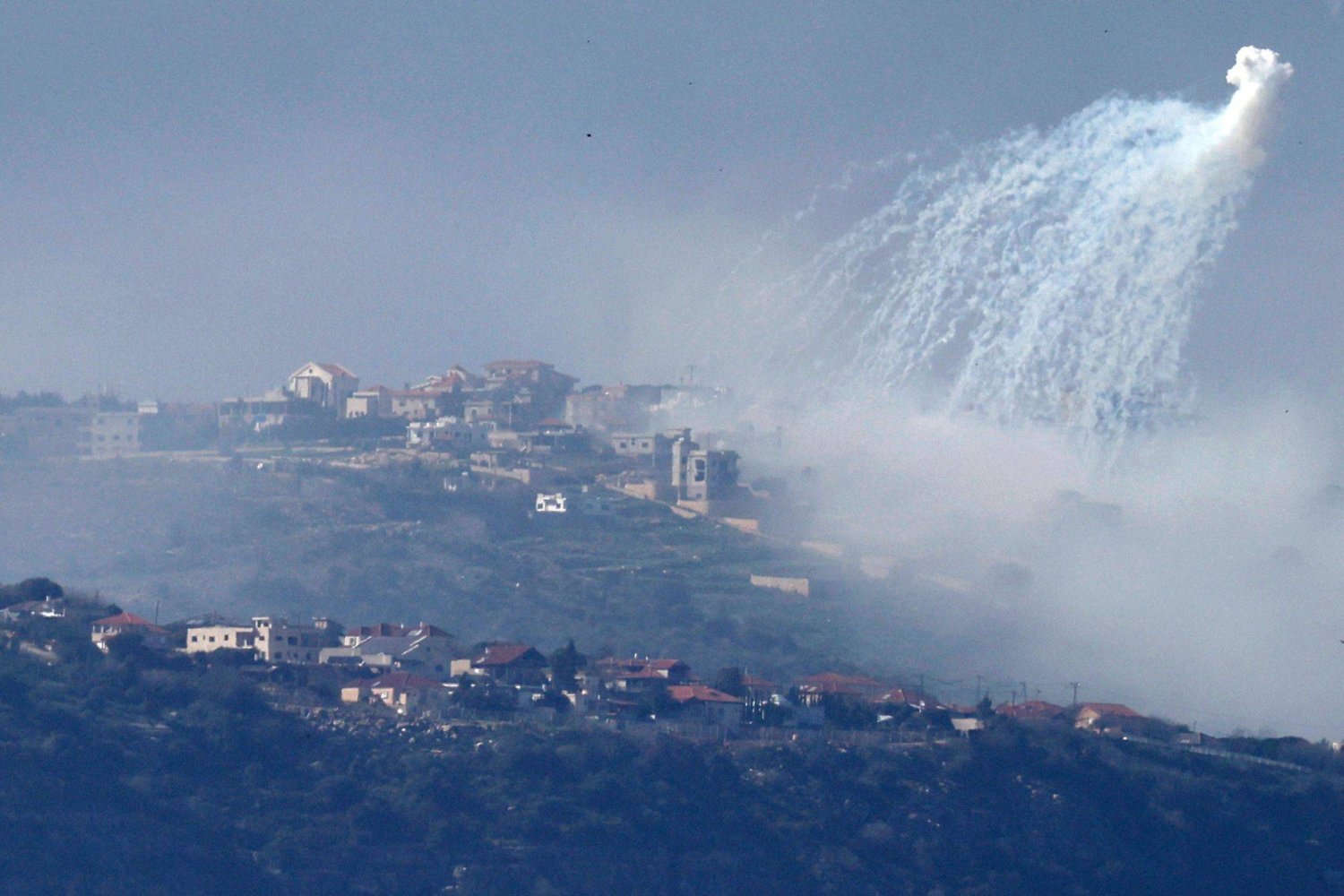 صورة مأخوذة من شمال إسرائيل على طول الحدود مع جنوب لبنان في 4 مارس 2024 تظهر الدخان يتصاعد بعد القصف الإسرائيلي على قرية مركبا اللبنانية (أ.ف.ب)