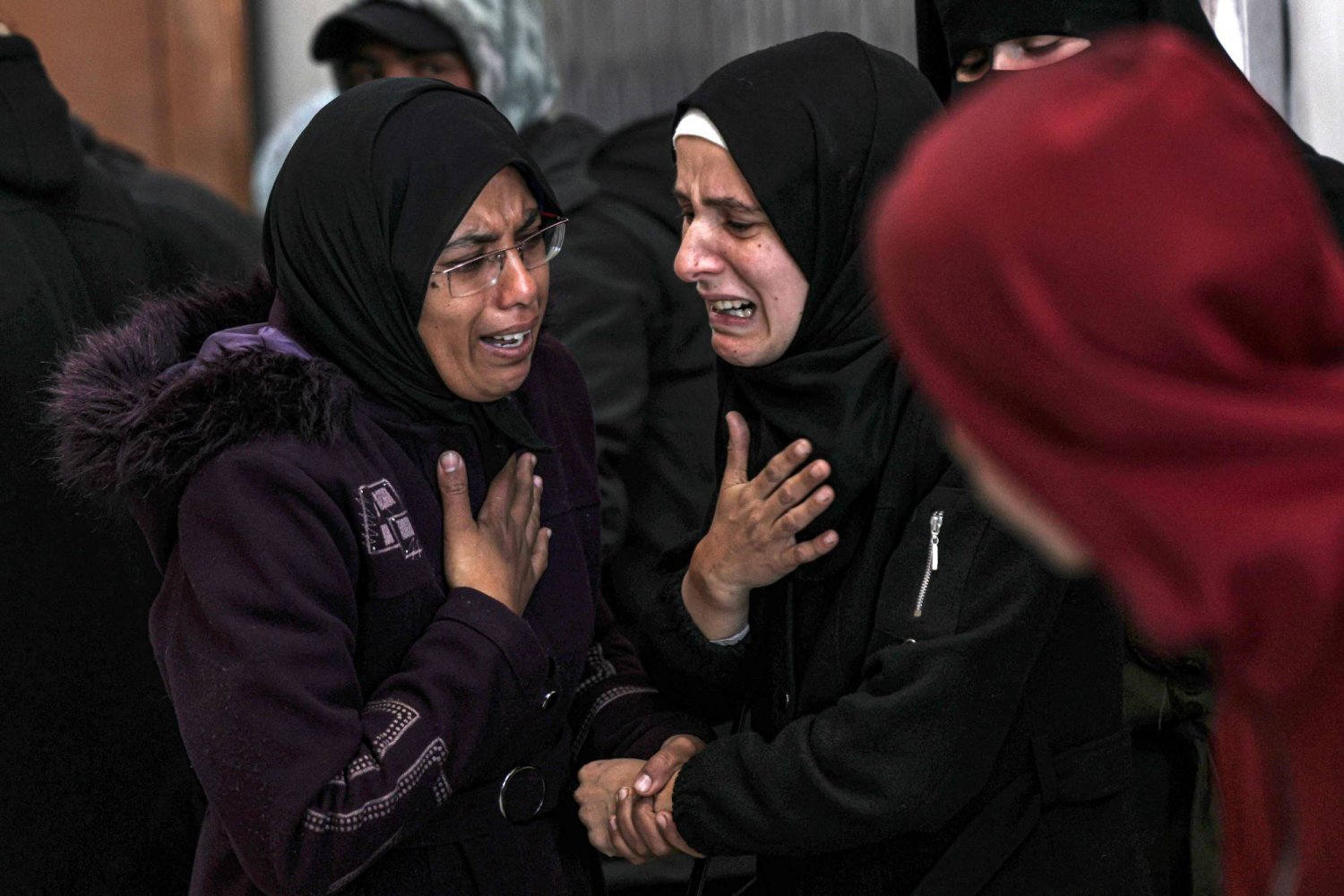 أقارب فلسطينيين قُتلوا في قصف إسرائيلي لمنزل في خان يونس (أ.ف.ب)