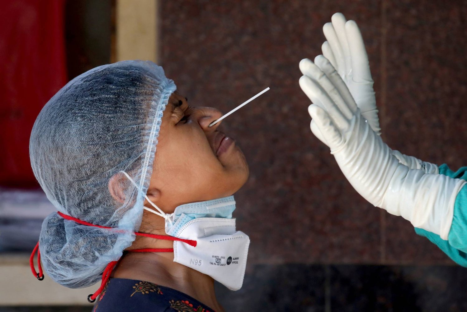 امرأة تخضع لاختبار الكشف عن فيروس «كورونا» (رويترز)