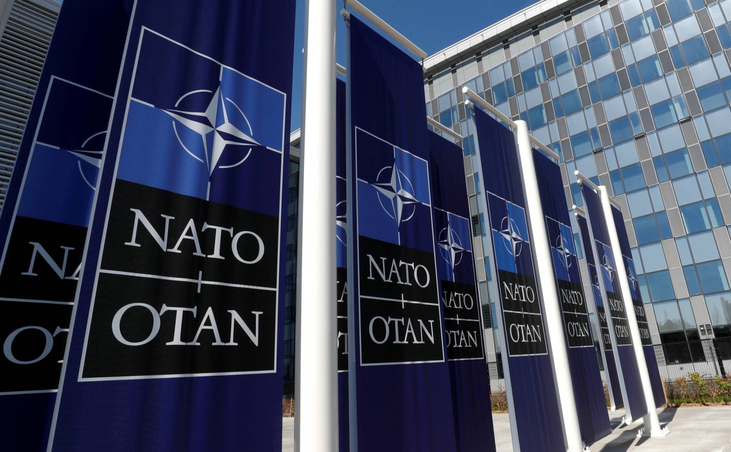 لافتات تُظهر شعار حلف شمال الأطلسي (الناتو) (رويترز)