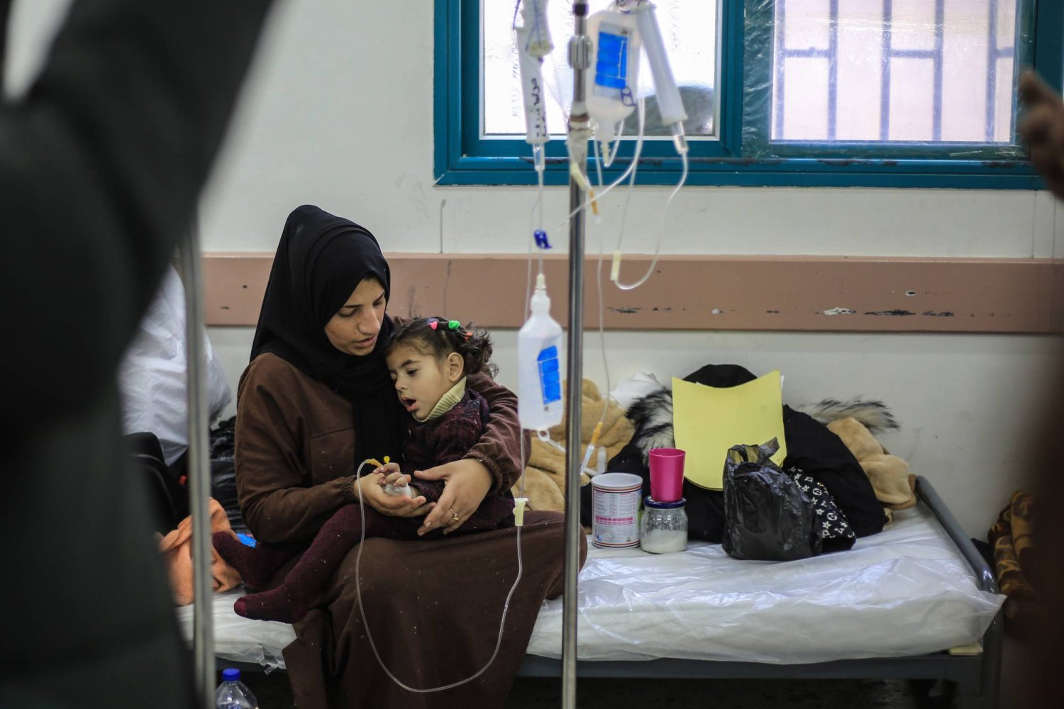 طفلة فلسطينية تتلقى العلاج في مستشفى خاص للأطفال في مدينة رفح متخصص في تقديم الرعاية للأطفال الذين يعانون من سوء التغذية ونقص الأدوية (د.ب.أ)