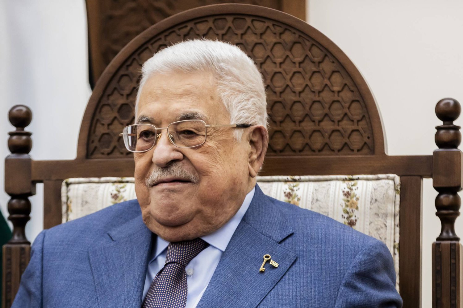 الرئيس الفلسطيني محمود عباس خلال اجتماع في مقر إقامته الرسمي في رام الله، 25 مارس 2024 (د.ب.أ)