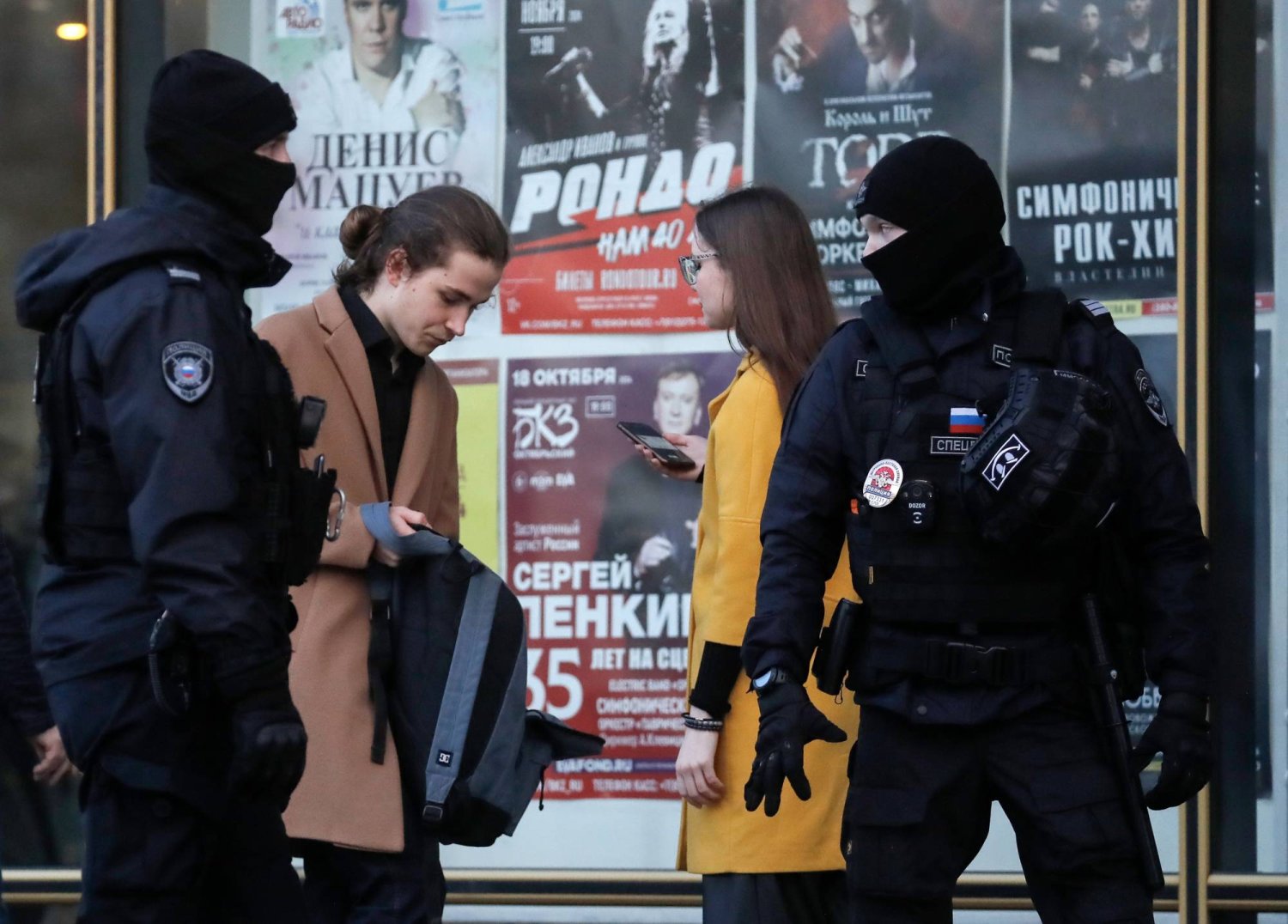 الشرطة الروسية تفتش حقائب سيدات قرب قاعة أوكتايابرسكي للحفلات وسط إجراءات أمنية مشددة (إ.ب.أ)