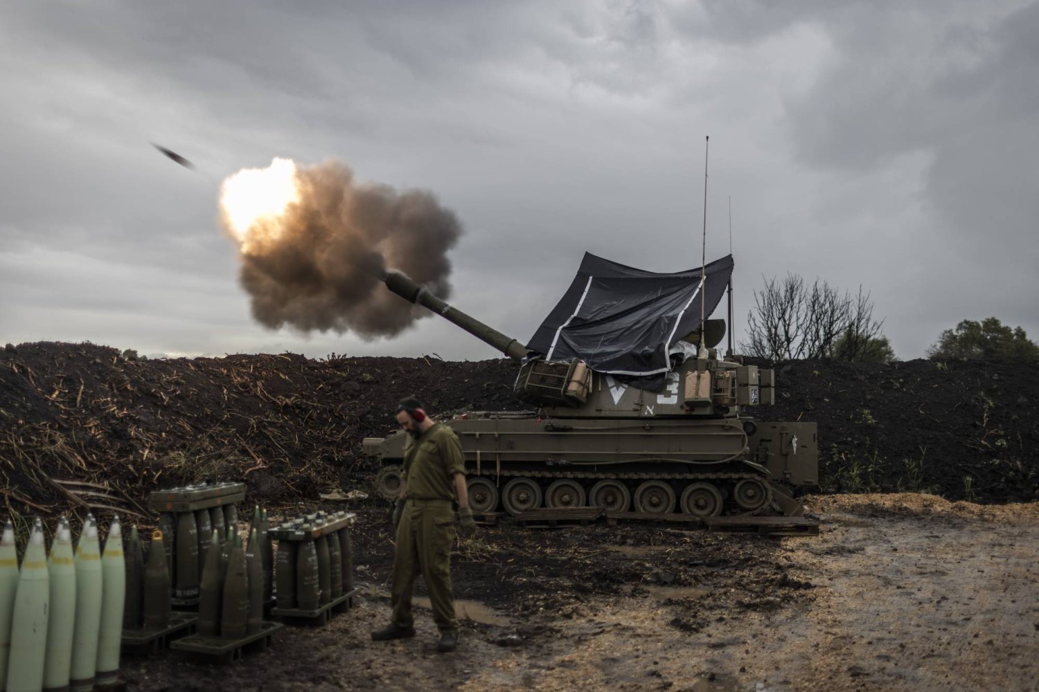 مدفعية إسرائيلية تطلق النار من مدفع هاوتزر متحرك في شمال إسرائيل بالقرب من الحدود مع لبنان (د.ب.أ)