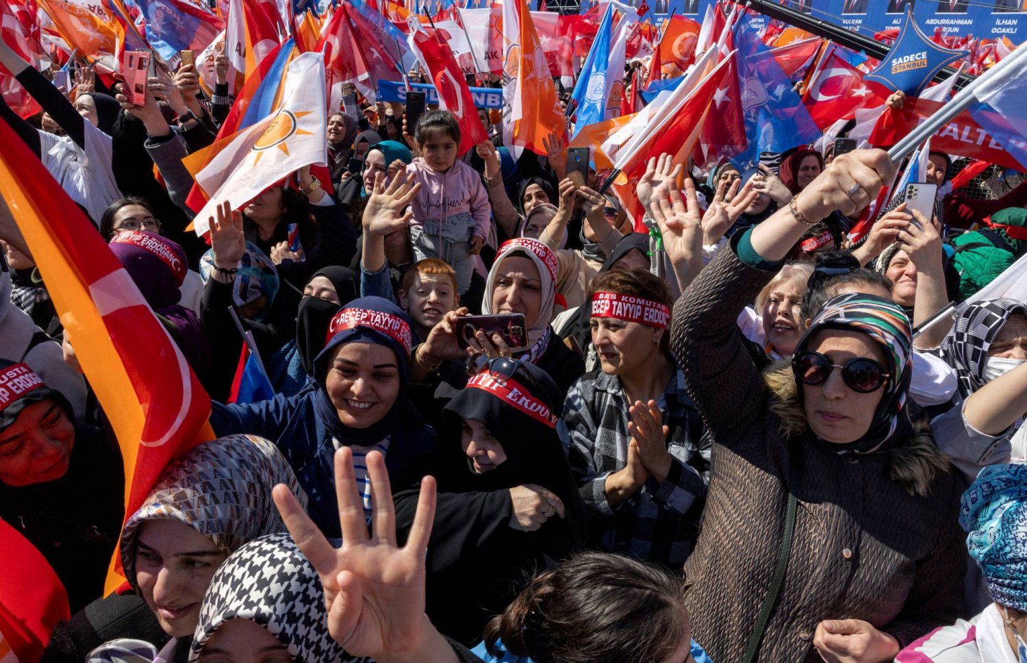 مؤيدو حزب «العدالة والتنمية» الحاكم خلال مهرجان انتخابي بإسطنبول (أرشيفية - رويترز)