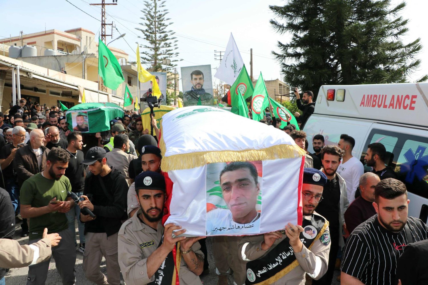 مسعفون من جمعية الرسالة يحملون نعش زميل لهم قُتل بضربة إسرائيلية في الناقورة جنوب لبنان (أ.ف.ب)