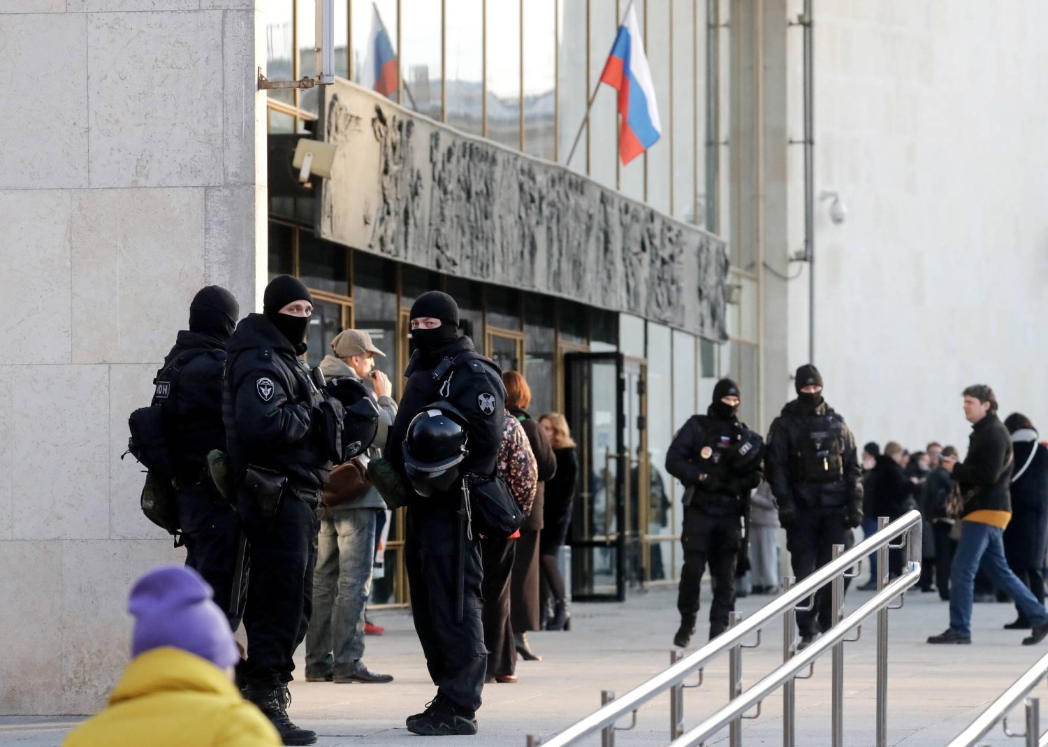 وجود أمني مكثف من الشرطة الروسية خارج قاعة الحفلات في أوكتايابرسكي بعد هجوم كروكوس الذي أودى بحياة العشرات قرب موسكو (إ.ب.أ)