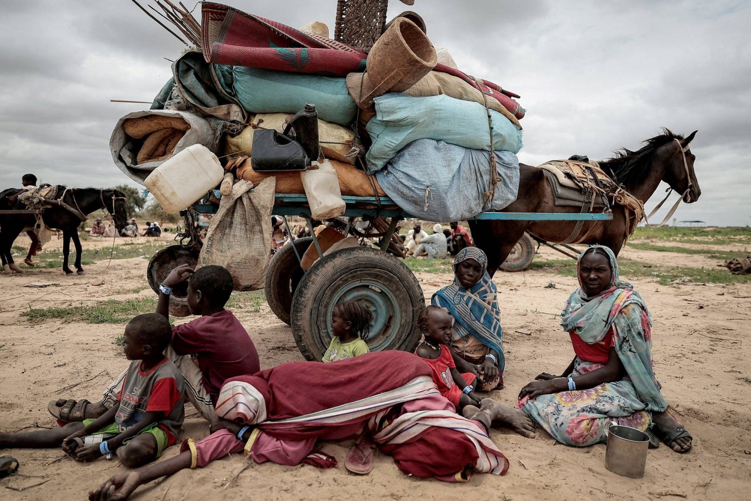 عائلة سودانية فرت من الصراع في مورني بمنطقة دارفور (رويترز)