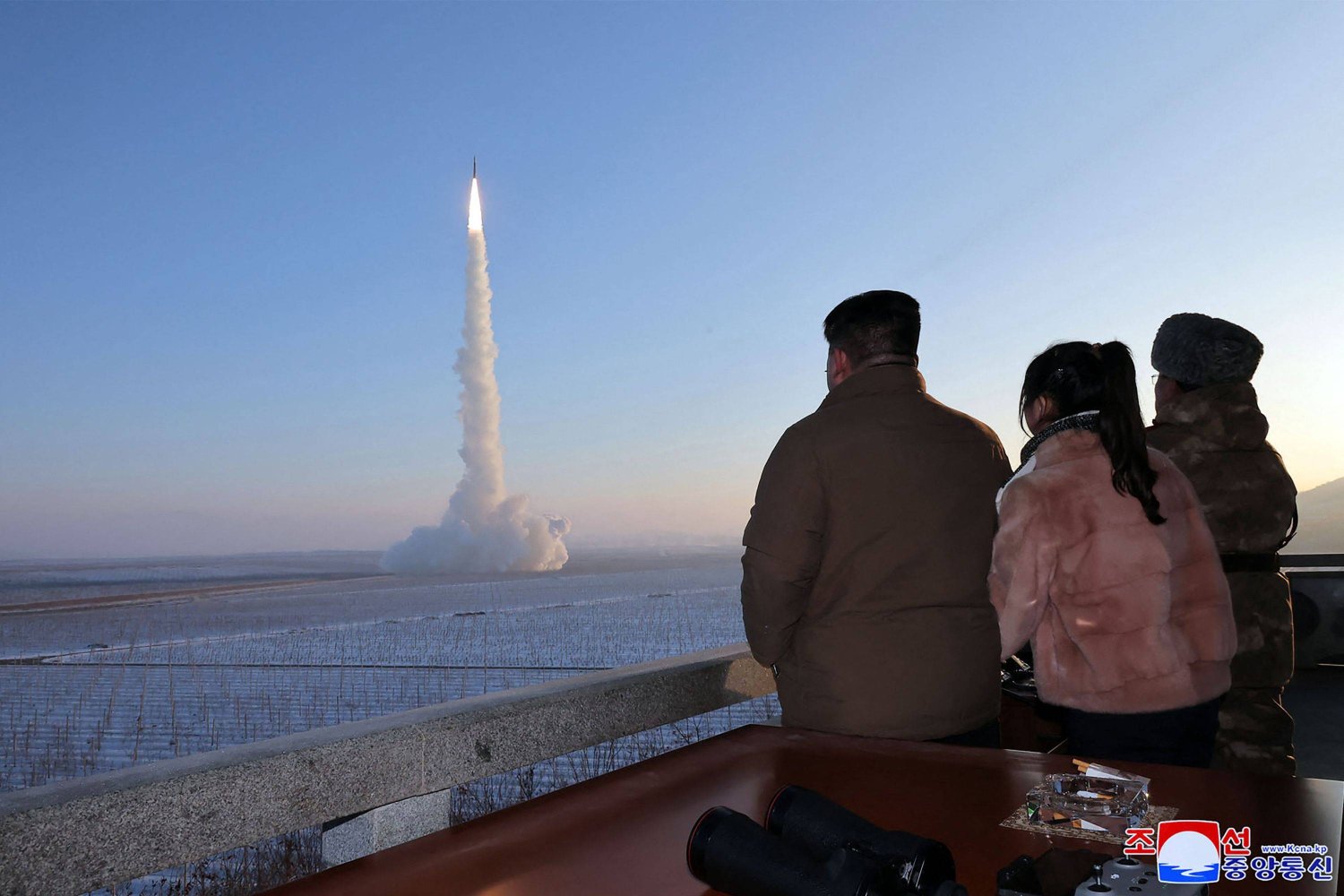 الزعيم الكوري الشمالي كيم جونغ أون يراقب مع ابنته تجربة إطلاق صاروخ باليستي (أرشيفية - أ.ف.ب)
