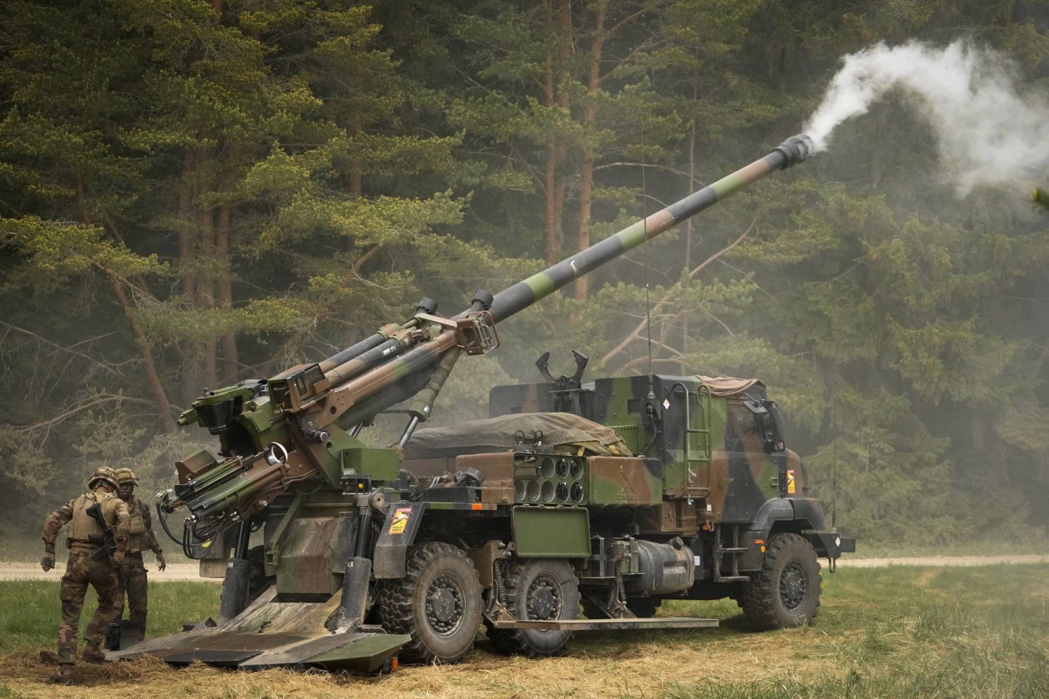 جنود فرنسيون يطلقون النار من مدفع «هاوتزر» فرنسي الصنع من طراز «سيزار» ذاتي الحركة خلال التدريبات العسكرية «عاصفة الربيع 2023» في 25 مايو 2023 (أ.ب)