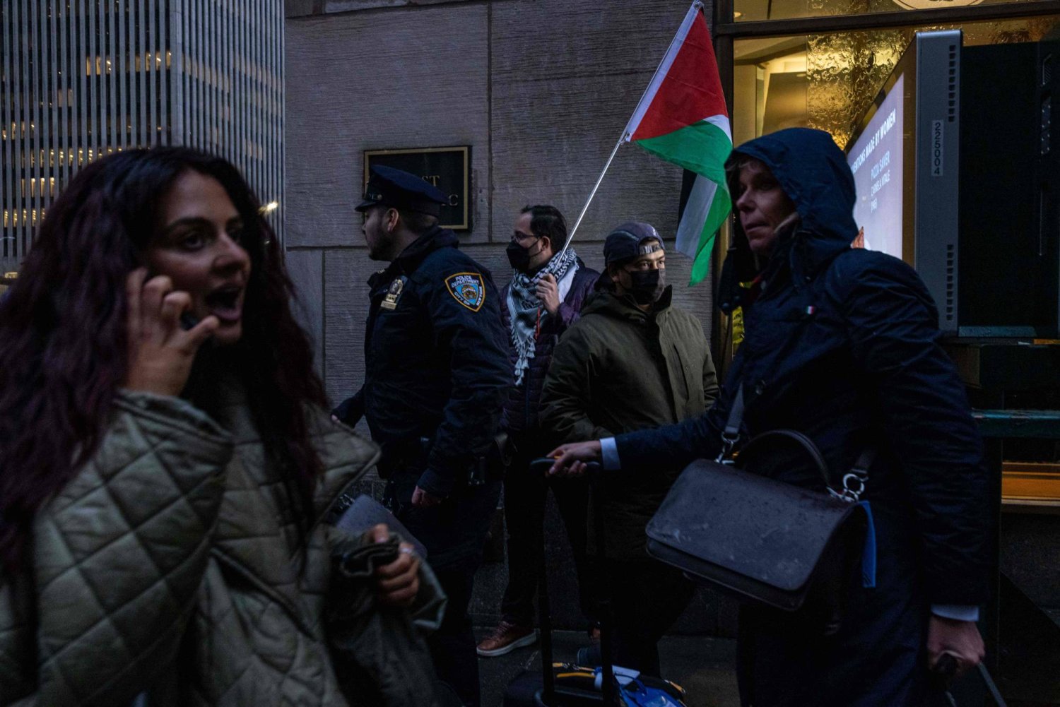 متظاهرون مؤيدون للفلسطينيين يتجمعون خارج قاعة خلال حفل جمع التبرعات للرئيس جو بايدن (أ.ف.ب)