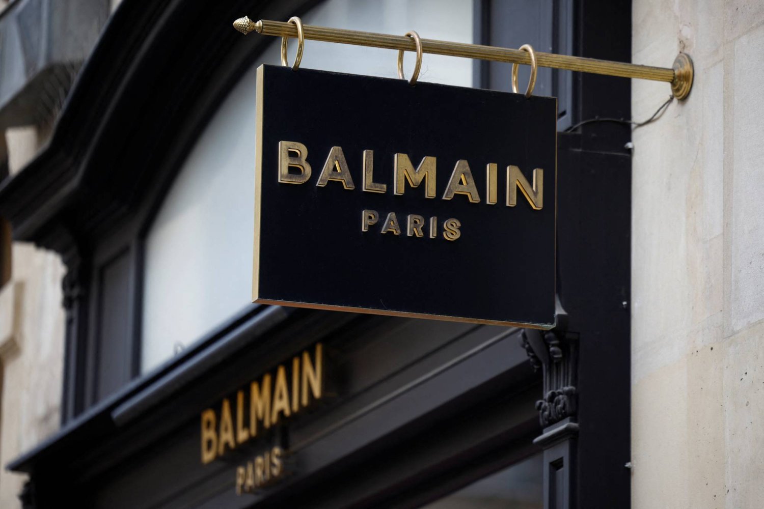 شعار مجموعة دار «بالمان» للأزياء يظهر خارج متجر في باريس (رويترز)