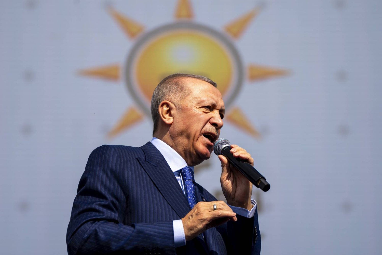الرئيس التركي رجب طيب إردوغان، يلقي خطابا خلال تجمع انتخابي قبل الانتخابات البلدية على مستوى البلاد، في إسطنبول، الأحد الماضي 24 مارس (أ.ب)