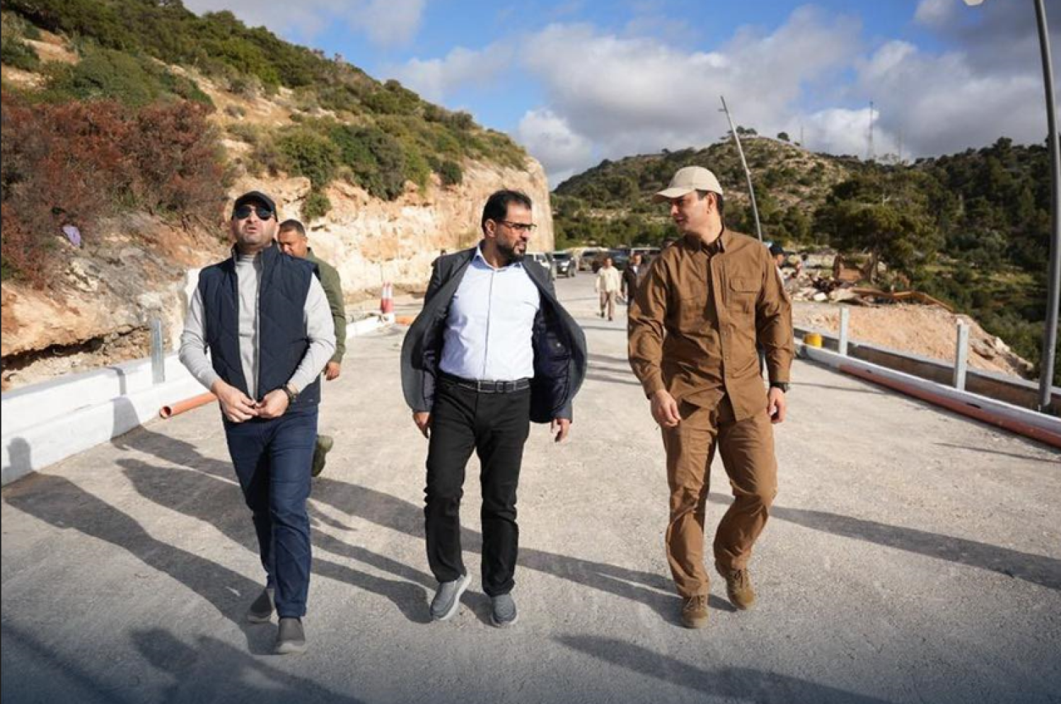 حماد وبلقاسم حفتر وحاتم العريبي يتفقدون صيانة جسر الباكور (حكومة «الاستقرار»)