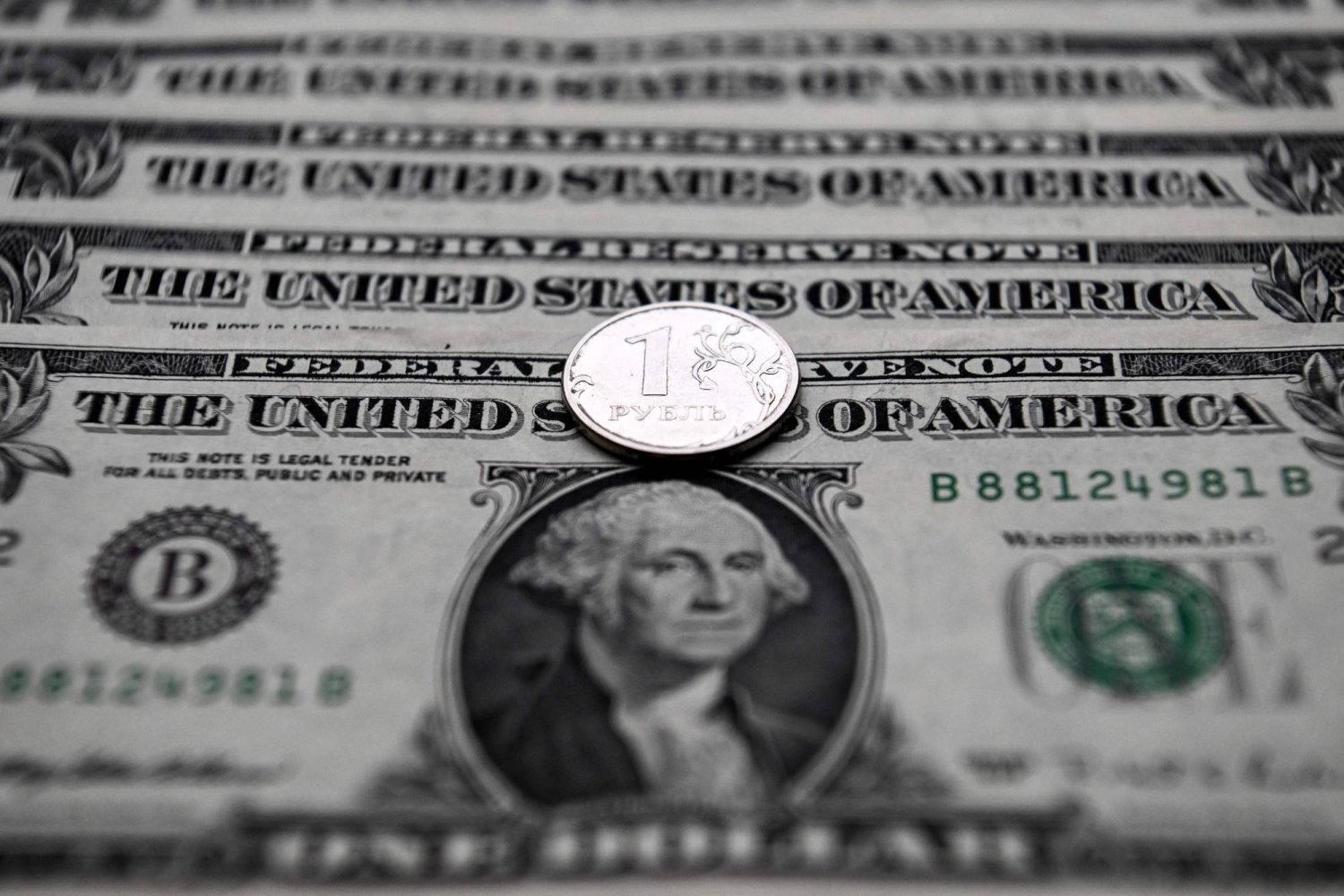 صورة التقطت في 9 فبراير 2023 لعملة روبل روسية وأوراق نقدية بالدولار الأميركي في موسكو (أ.ف.ب)