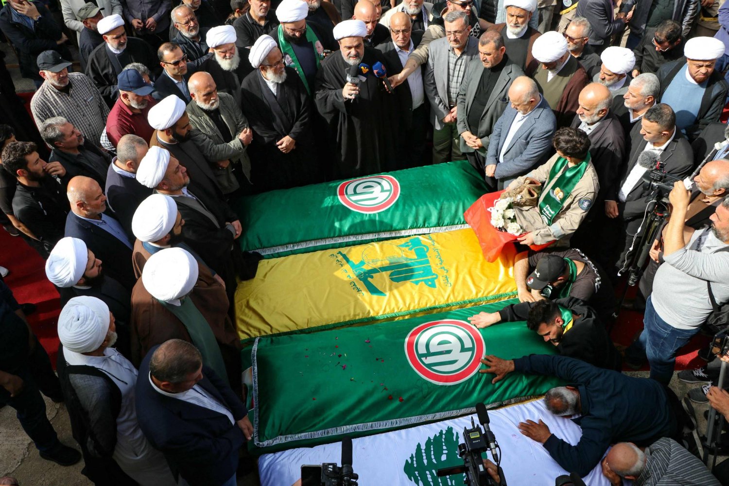 خلال تشييع أربعة عناصر في «حزب الله» و«حركة أمل» قُتلوا في قصف إسرائيلي استهدف بلدة الناقورة قبل يومين في جنوب لبنان (أ.ف.ب)