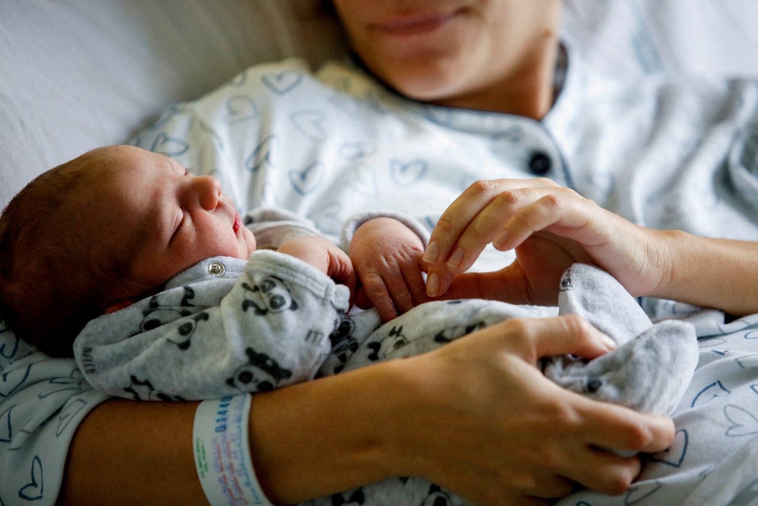 الطفل حديث الولادة ليوناردو بين ذراعي والدته فيفيانا فالينتي داخل غرفة في مستشفى «سانتو سبيريتو» (رويترز)