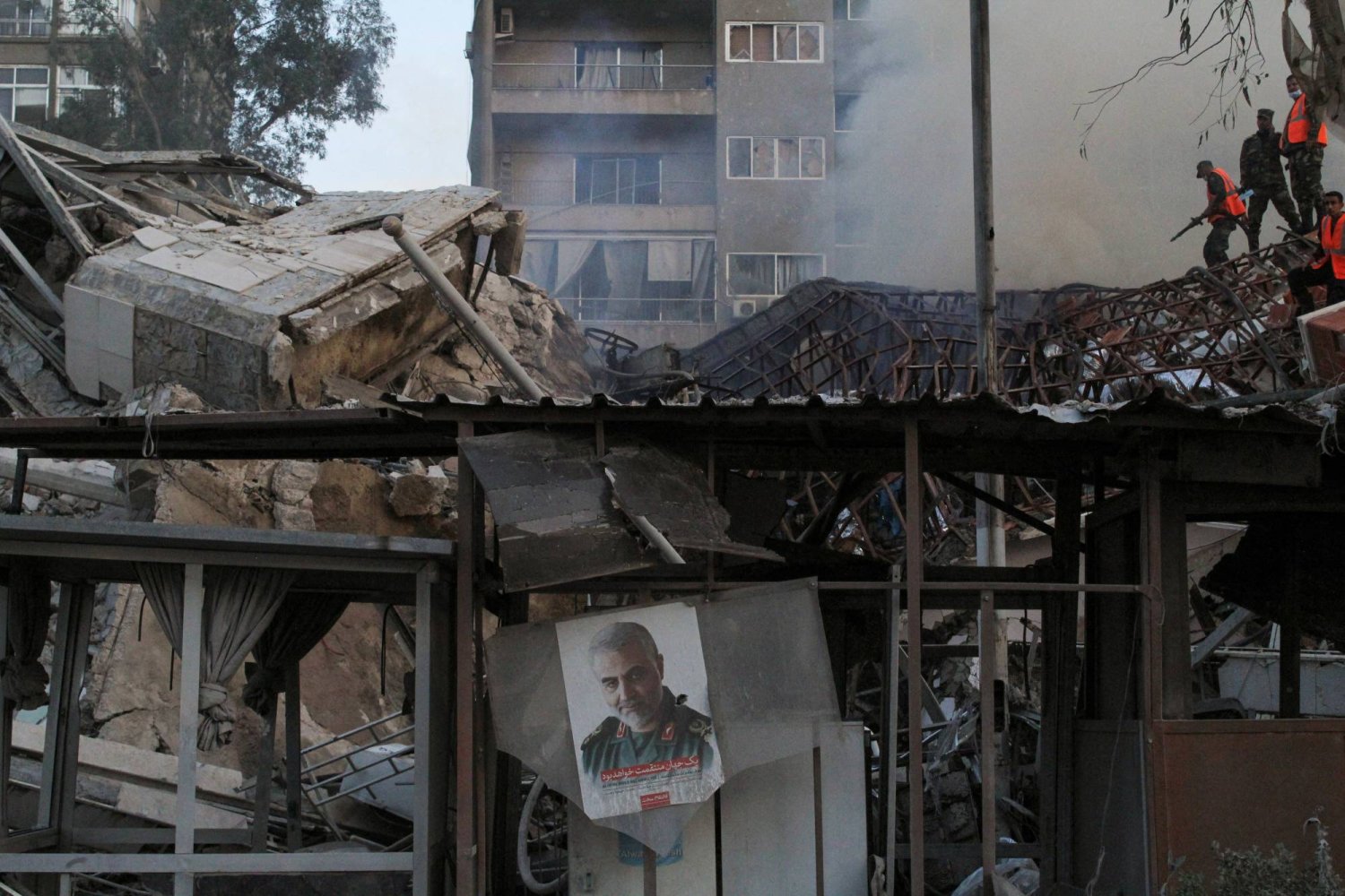 أنقاض القنصلية الإيرانية في دمشق بعدما ضربتها غارة جوية إسرائيلية (رويترز)
