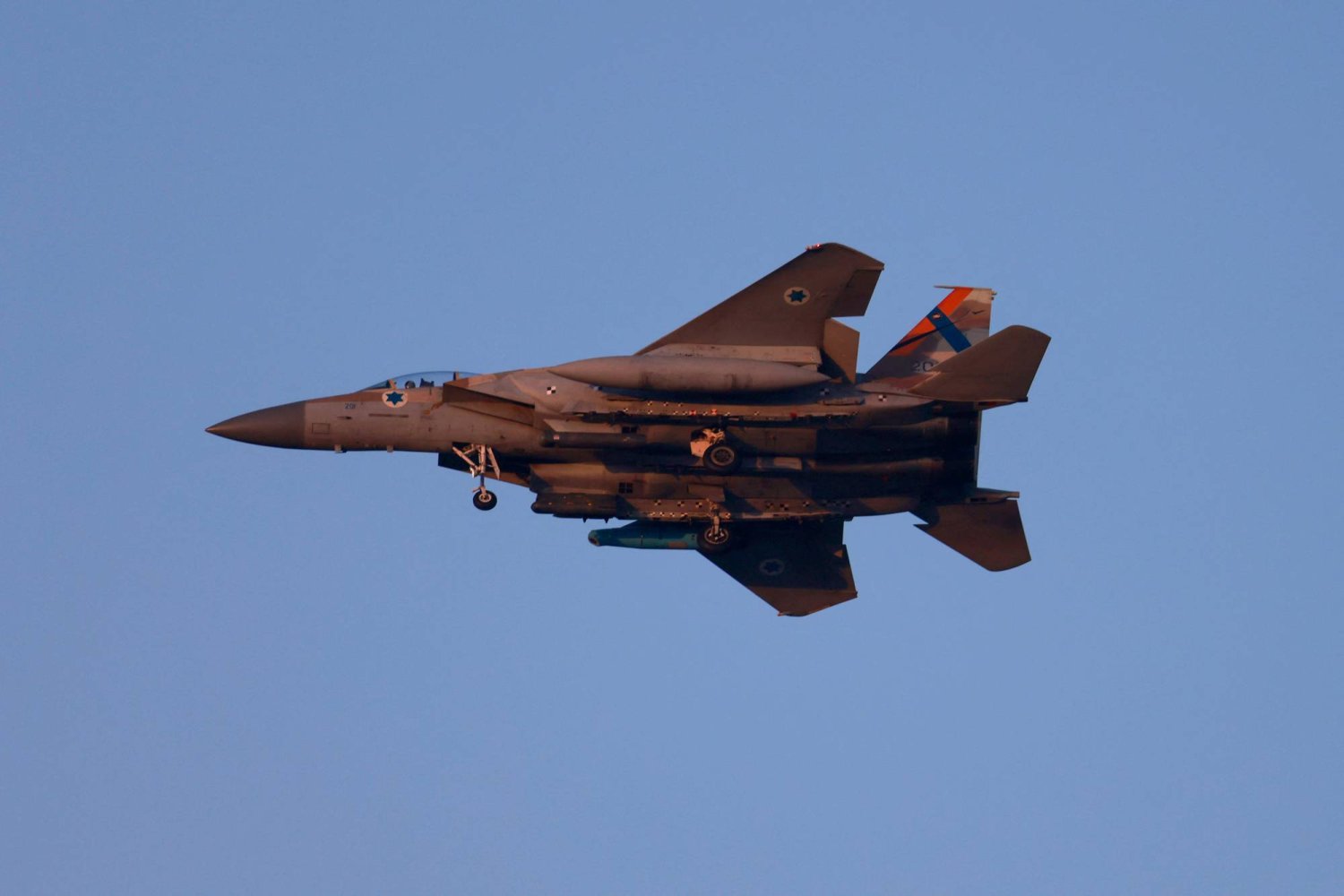 طائرة مقاتلة إسرائيلية تحلق فوق وسط إسرائيل أمس (أ.ف.ب)