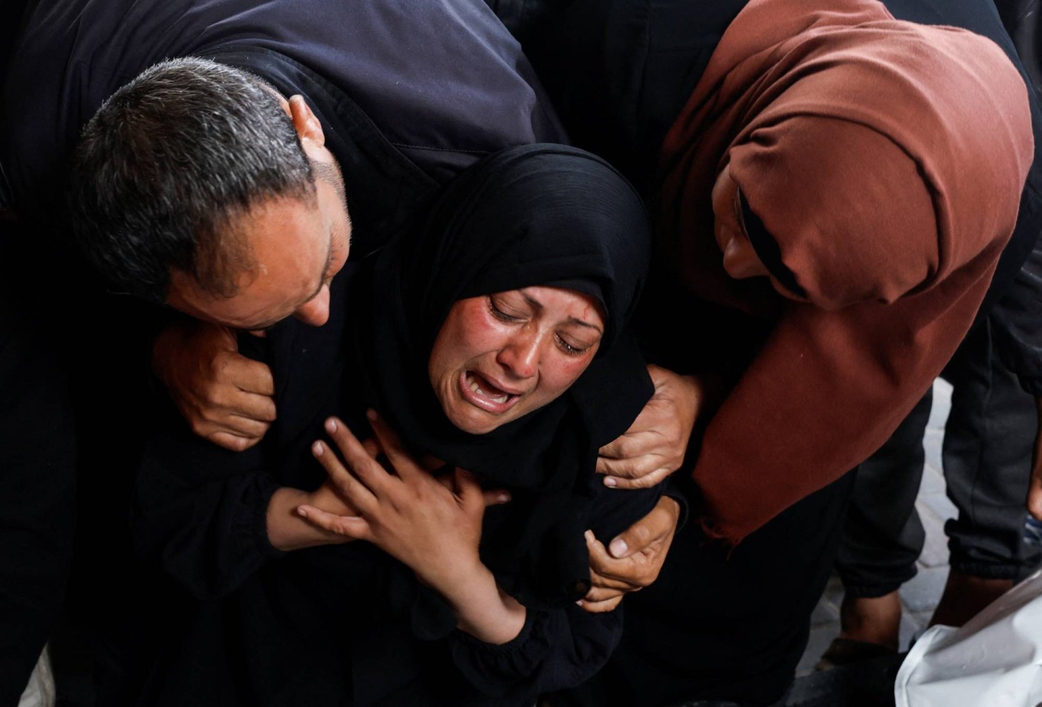 سيدة فلسطينية تبكي بعد مقتل أقاربها في غارة إسرائيلية (رويترز)