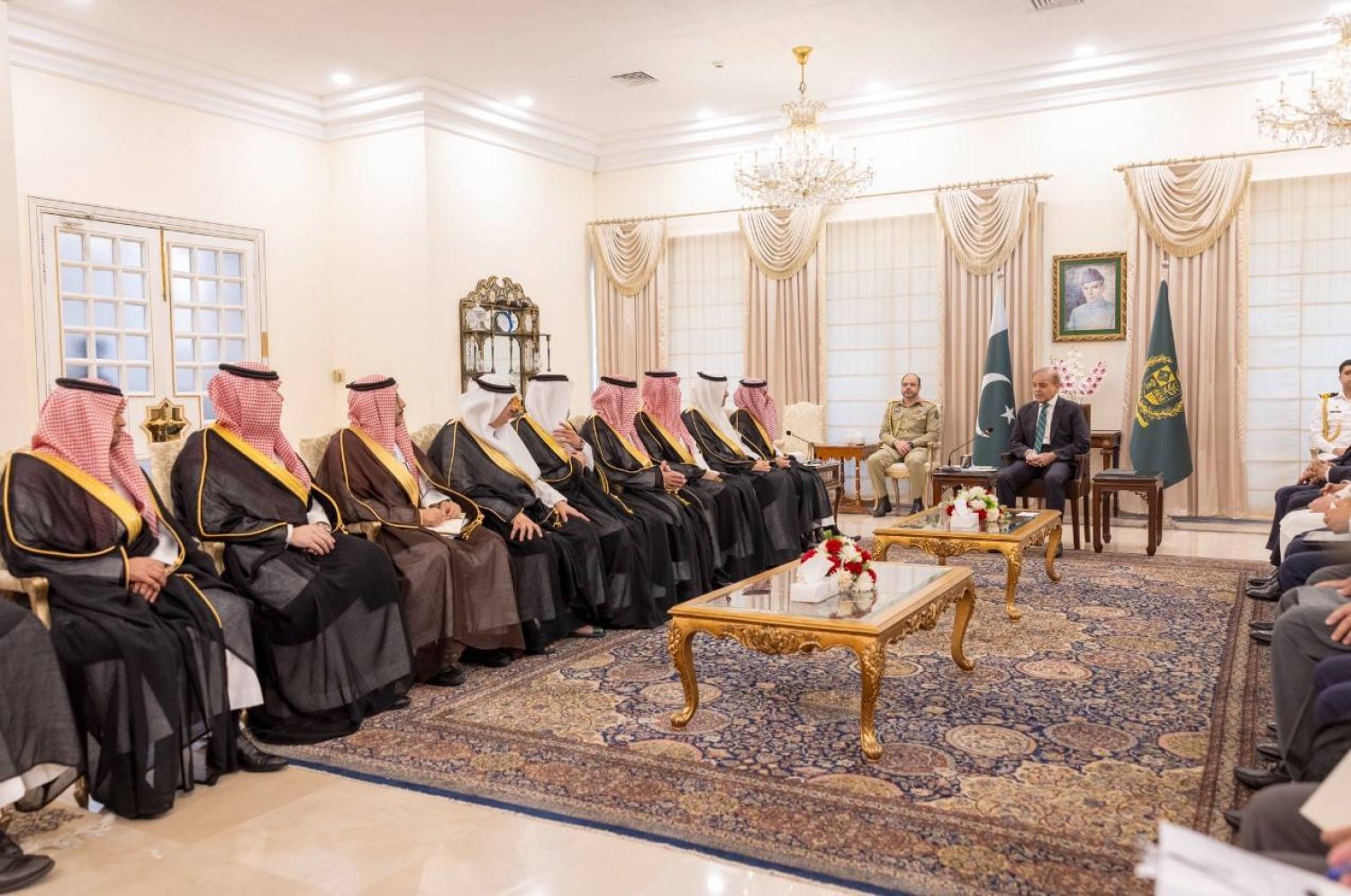 رئيس وزراء باكستان يستقبل وزير الخارجية السعودي والوفد المرافق له (واس)