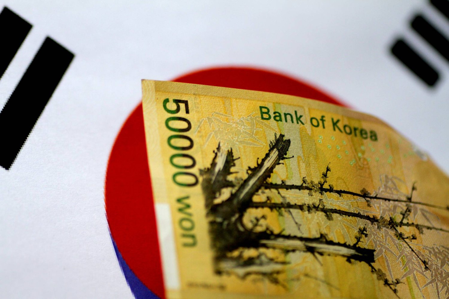 صورة توضيحية لورقة نقدية من الوون الكوري الجنوبي (رويترز)