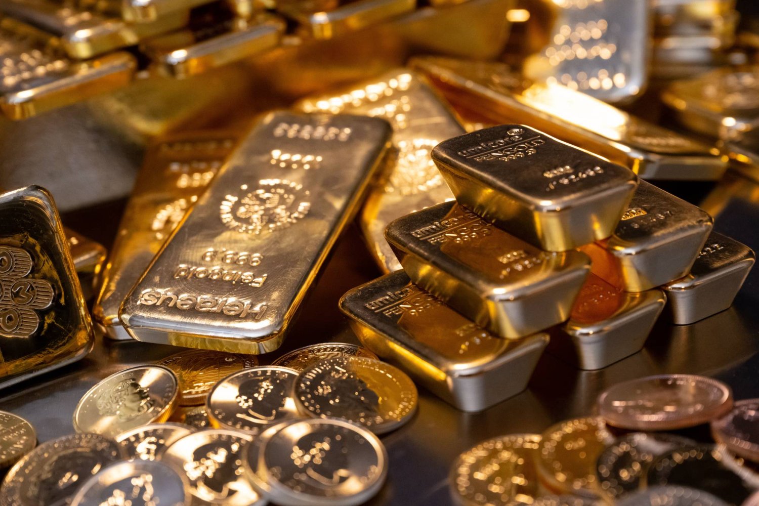 سبائك وعملات ذهبية موضوعة لدى تاجر المعادن الثمينة «برو أوروم» في ميونيخ (د.ب.أ)