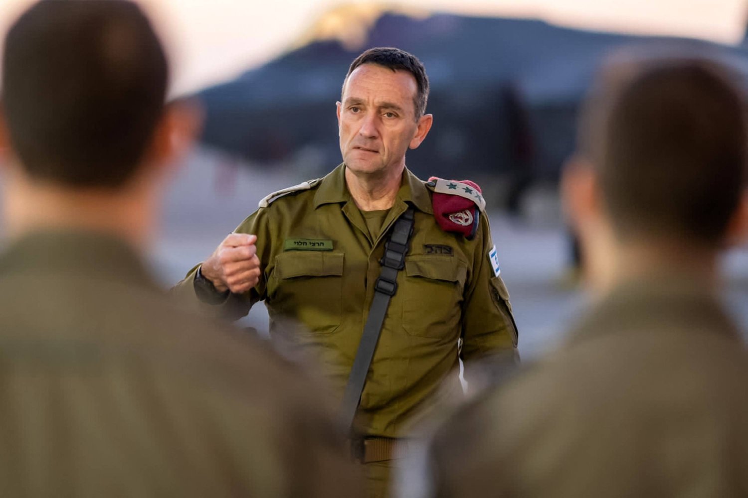 رئيس أركان الجيش الإسرائيلي هرتسي هاليفي خلال زيارته قاعدة نيفاتيم الجوية أمس (أ.ف.ب)