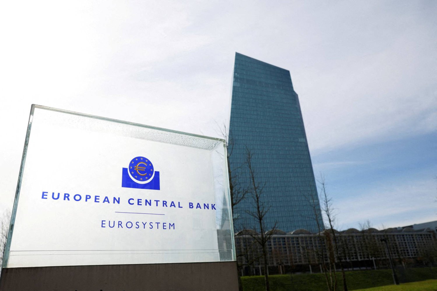 شعار البنك المركزي الأوروبي يظهر خارج مقره في فرنكفورت بألمانيا (رويترز)