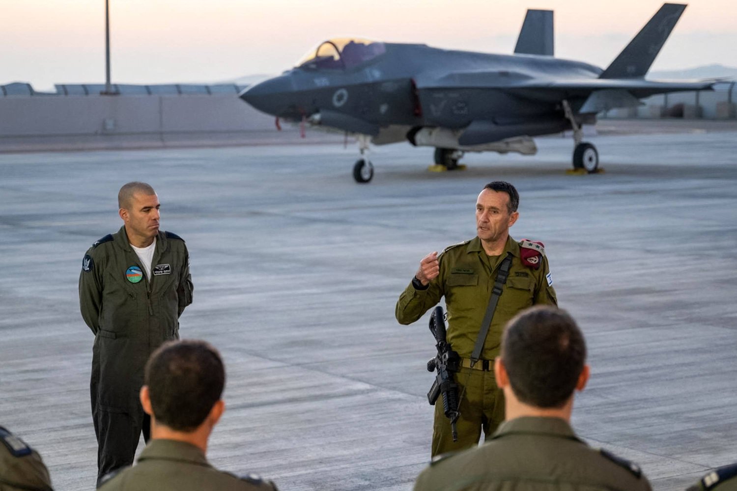 رئيس هيئة الأركان العامة للجيش الإسرائيلي الفريق هرتسي هاليفي يتحدث إلى ضباط في قاعدة نيفاتيم الجوية في جنوب إسرائيل 15 أبريل 2024 (أ.ف.ب)