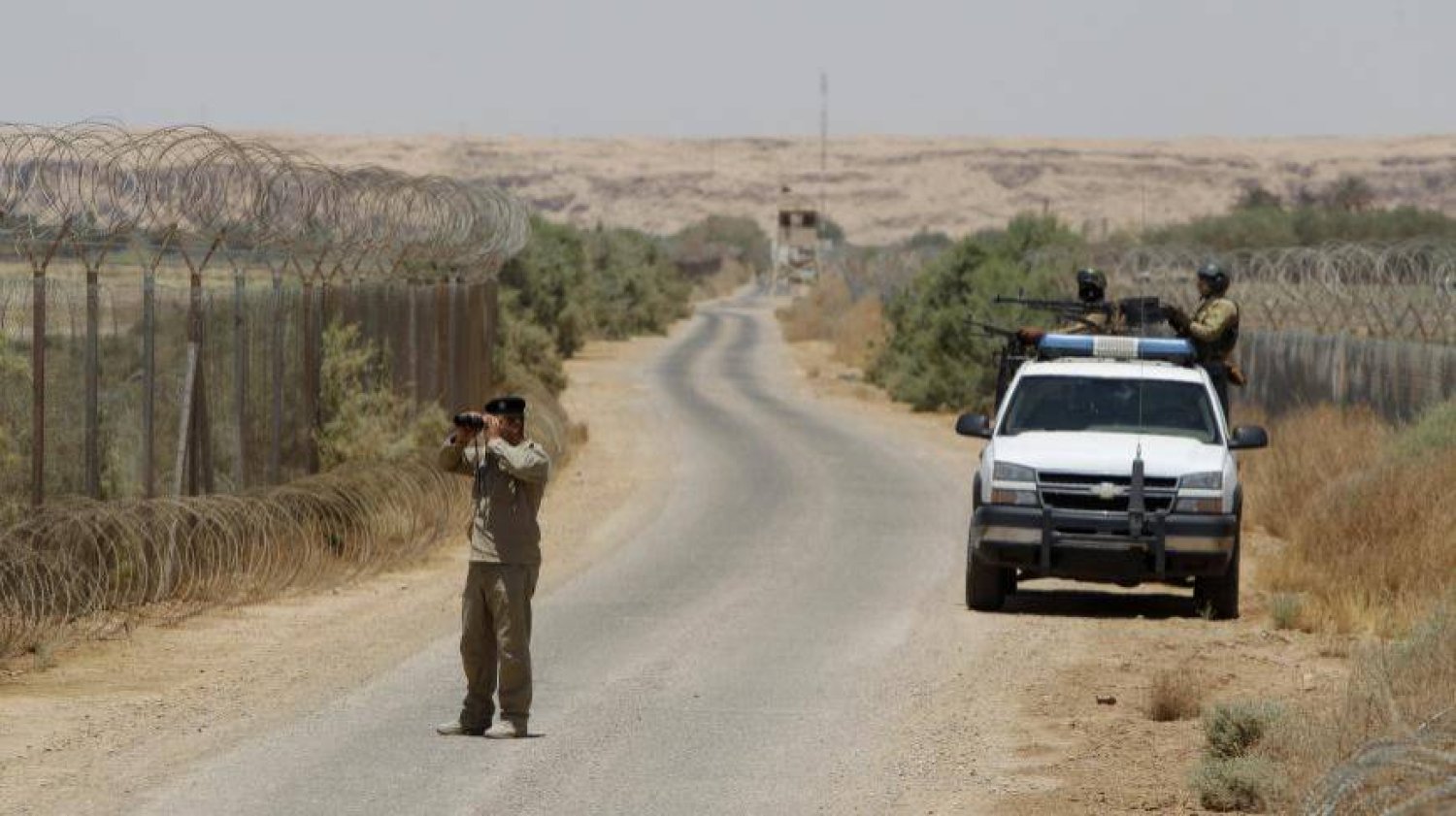 جندي عراقي بالقرب من الحدود العراقية - السورية عند معبر البوكمال (رويترز)