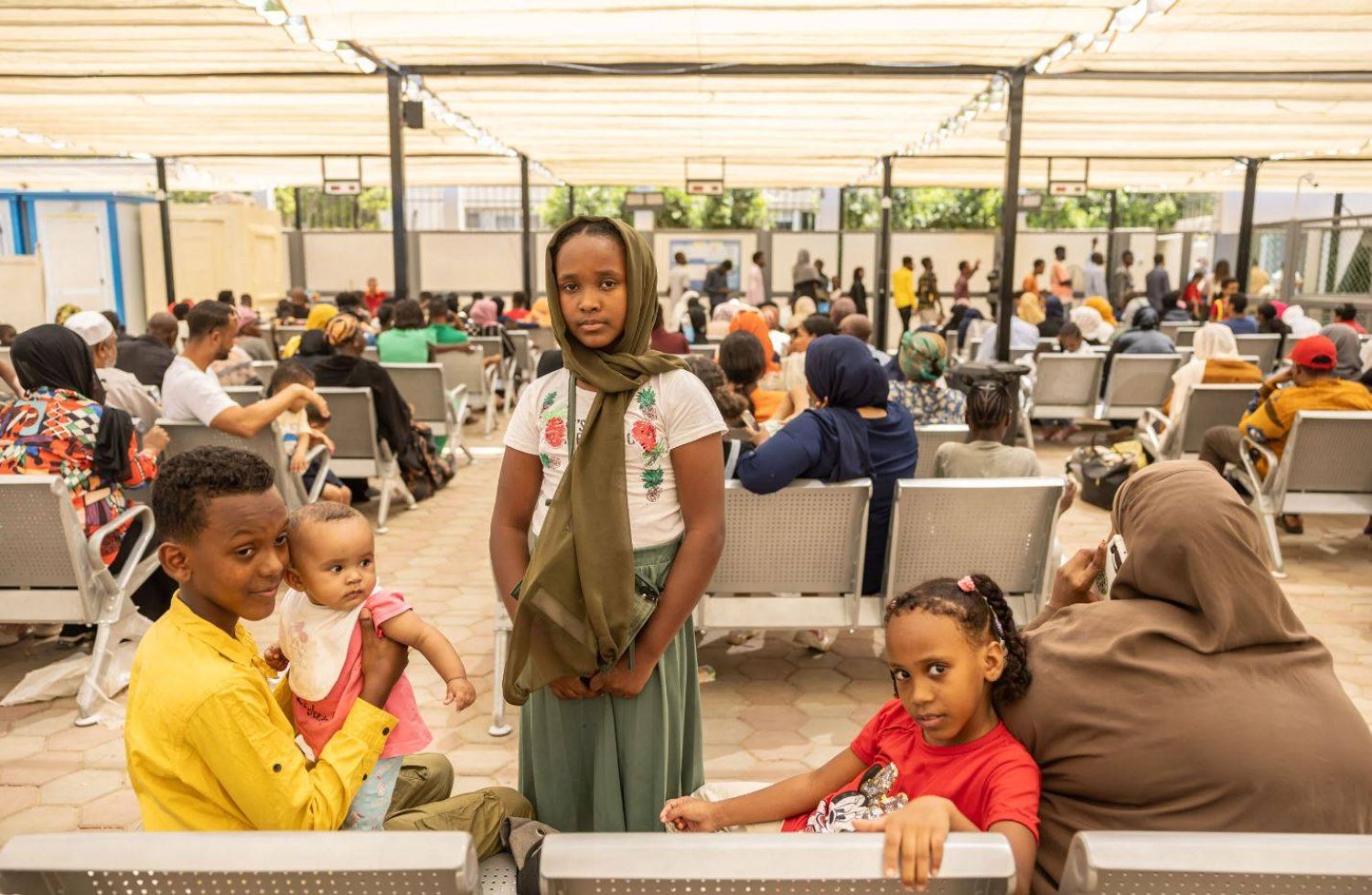 أطفال لاجئون سودانيون وأمهاتهم يسجلون لدى المفوضية في مصر (المفوضية السامية للأمم المتحدة لشؤون اللاجئين)
