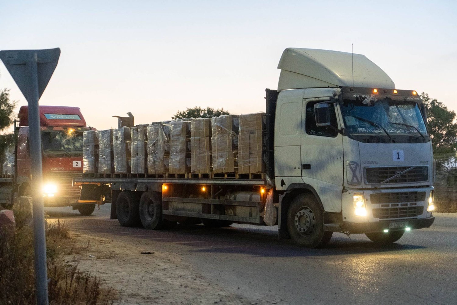شاحنات تحمل مساعدات إنسانية تستعد لدخول قطاع غزة وسط معارك مستمرة بين إسرائيل وحركة «حماس» الفلسطينية في 12 أبريل 2024 (أ.ف.ب)