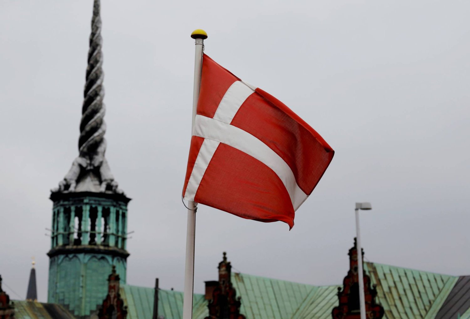 علم الدنمارك يرفرف في كوبنهاغن 22 أكتوبر 2019 (رويترز)