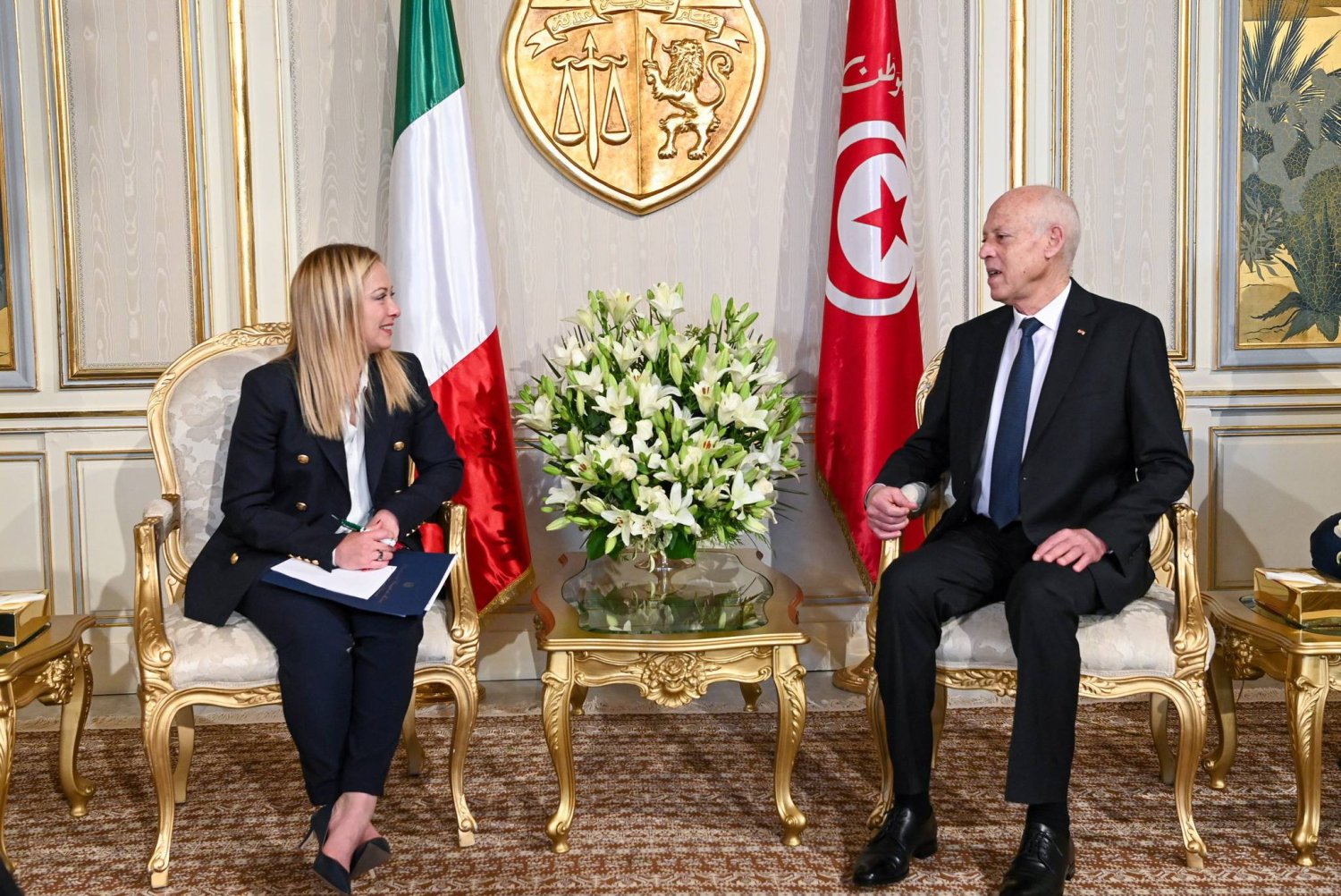 الرئيس التونسي في لقاء سابق مع رئيسة وزراء إيطاليا لبحث إشكالية الهجرة (أ.ب)