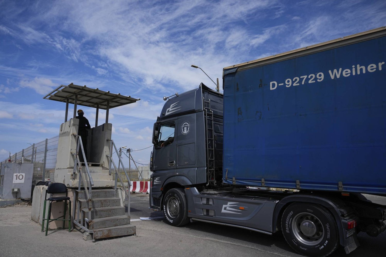شاحنة تحمل مساعدات إنسانية لقطاع غزة تمر عبر معبر كرم أبو سالم في جنوب إسرائيل 14 مارس 2024 (أ.ب)