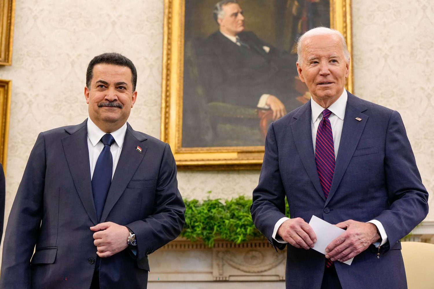 رئيس الوزراء العراقي محمد شياع السوداني (يسار) والرئيس الأمريكي جو بايدن خلال اجتماع في المكتب البيضاوي للبيت الأبيض في واشنطن العاصمة، في 15 أبريل 2024. (ا.ف.ب)