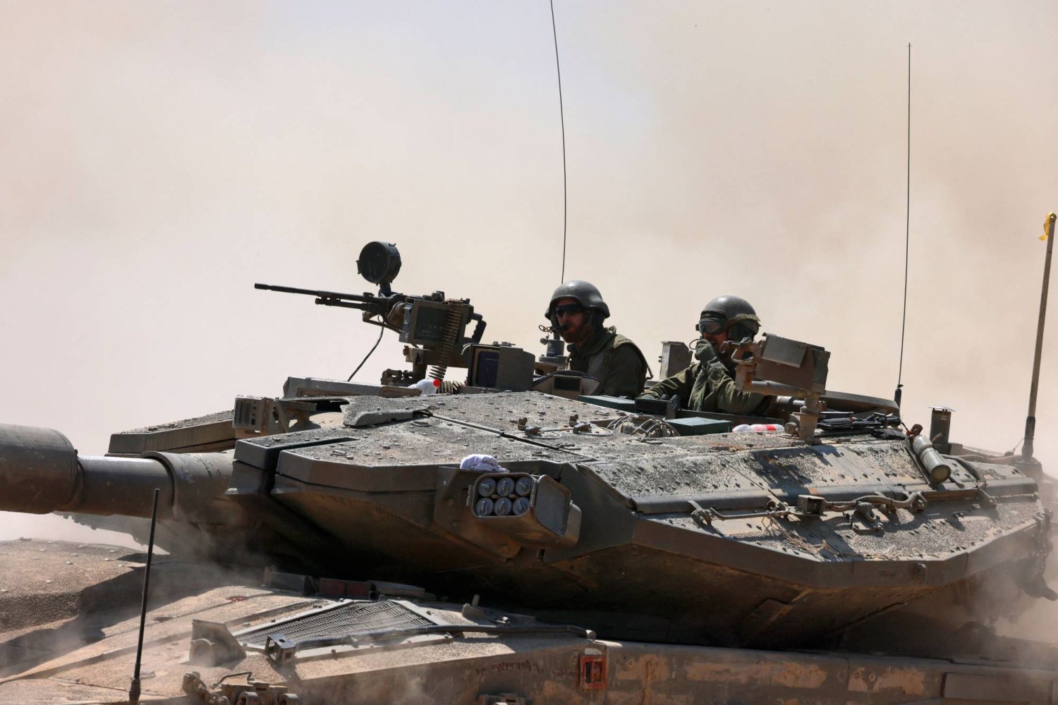  جنود إسرائيليون على دبابة متجهة نحو قطاع غزة في 16 أبريل 2024 (أ.ف.ب)
