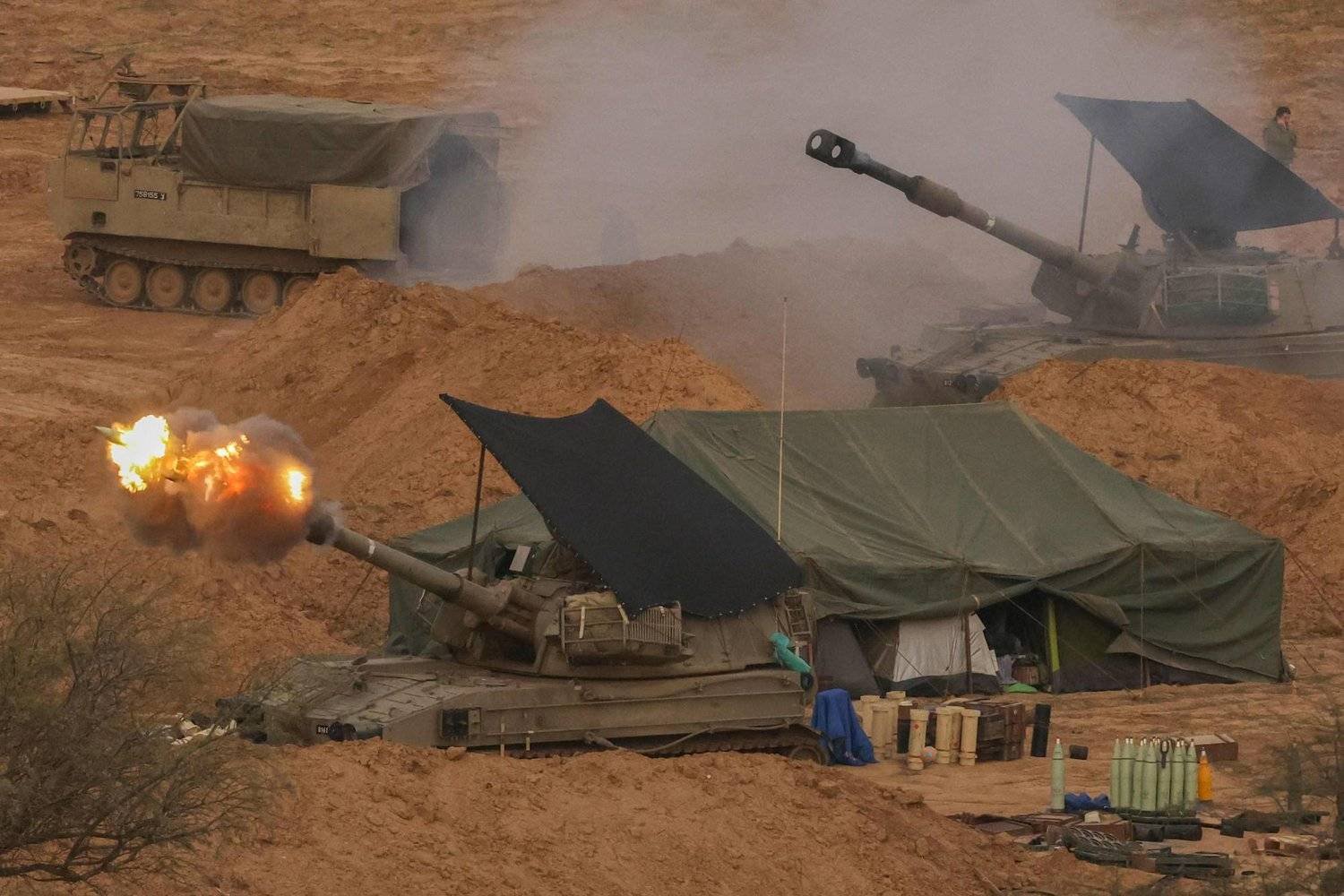 مدفع هاوتزر إسرائيلي يطلق نيرانه من موقع قرب الحدود مع قطاع غزة (أ.ف.ب)