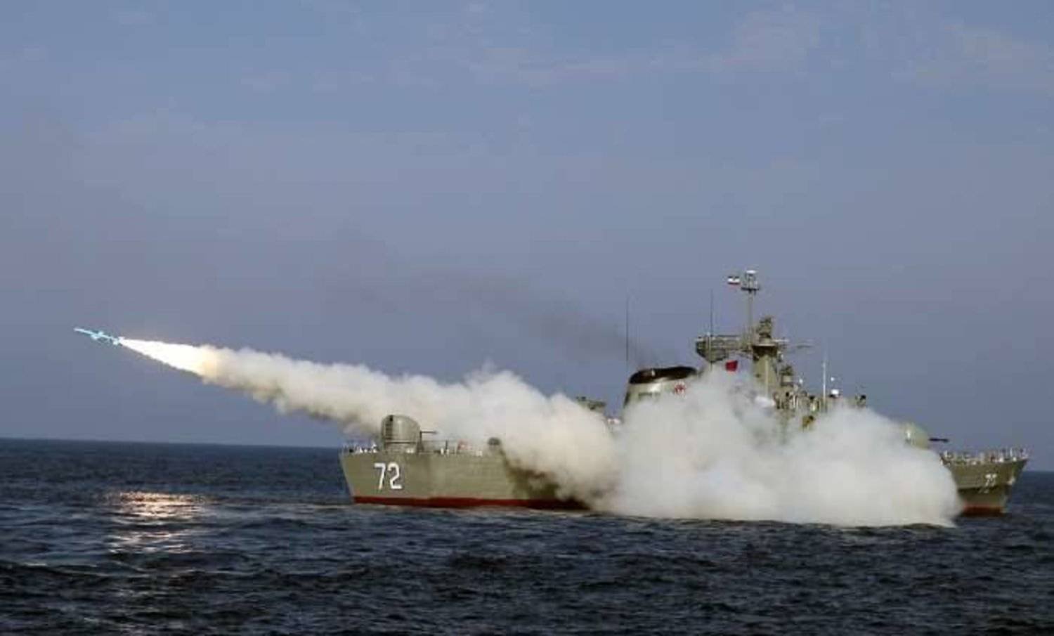 مدمرة «ألبرز» تطلق صواريخ «كروز» خلال مناورات بَحرية للجيش الإيراني في خليج عمان (أرشيفية- أرنا)