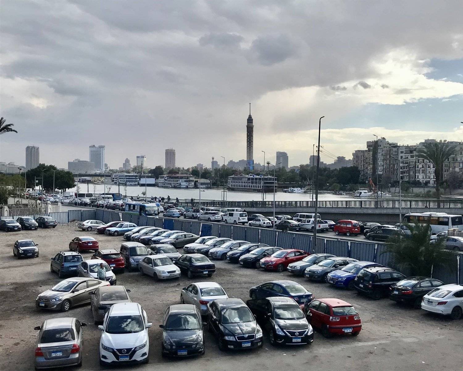 سيارات متنوعة في أحد الأماكن المخصصة على كورنيش النيل بالقاهرة (تصوير: عبد الفتاح فرج)