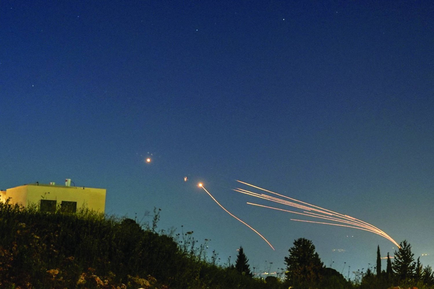 منظومة القبة الحديدية الإسرائيلية تعترض الصواريخ التي أطلقها «حزب الله» من لبنان باتجاه إسرائيل مساء الجمعة (رويترز)