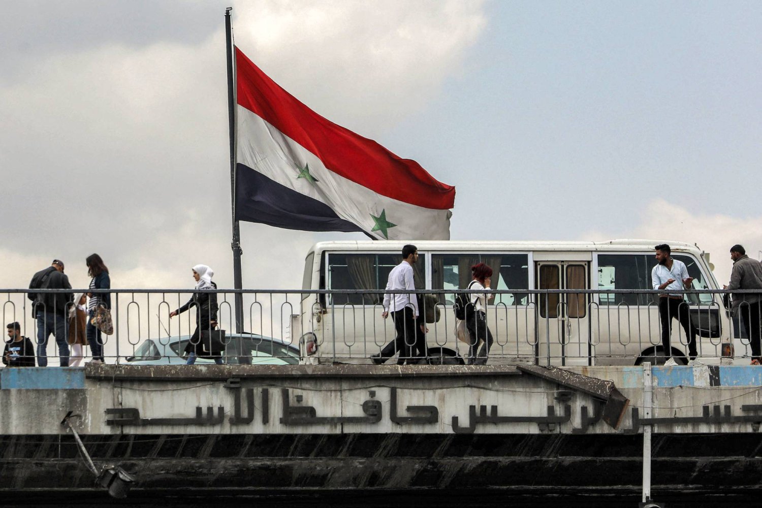 جسر حافظ الأسد المطل على نهر بردى في وسط دمشق (أ.ف.ب)