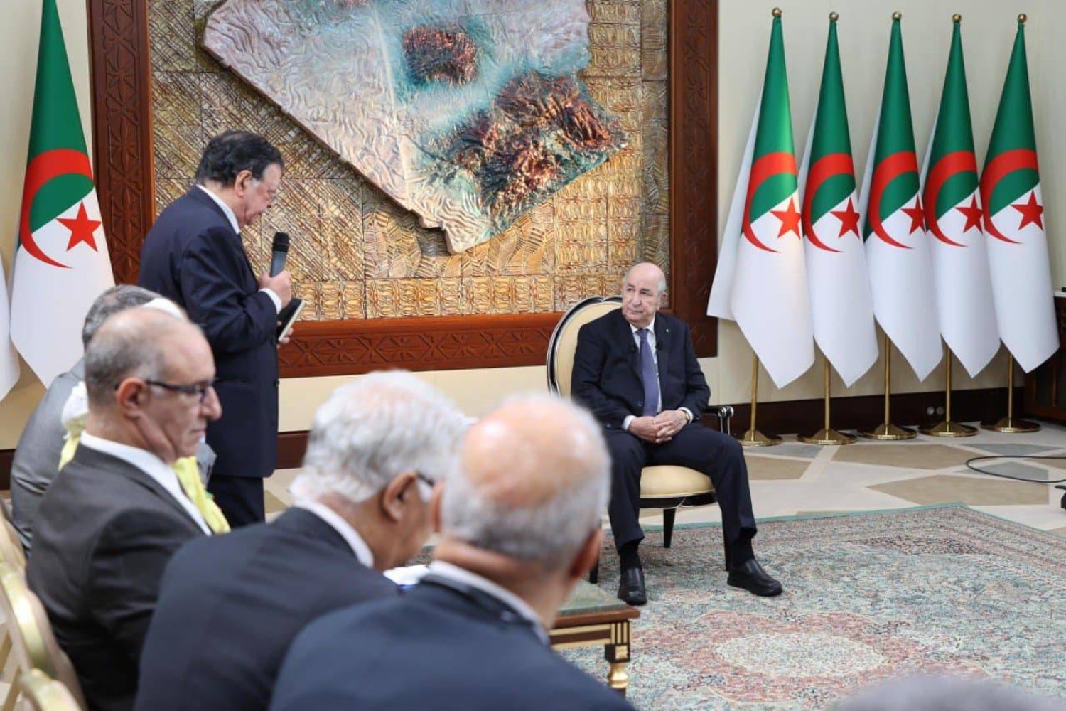 من لقاء سابق للرئيس عبد المجيد تبون مع بعض مديري وسائل الإعلام بالجزائر (الرئاسة)