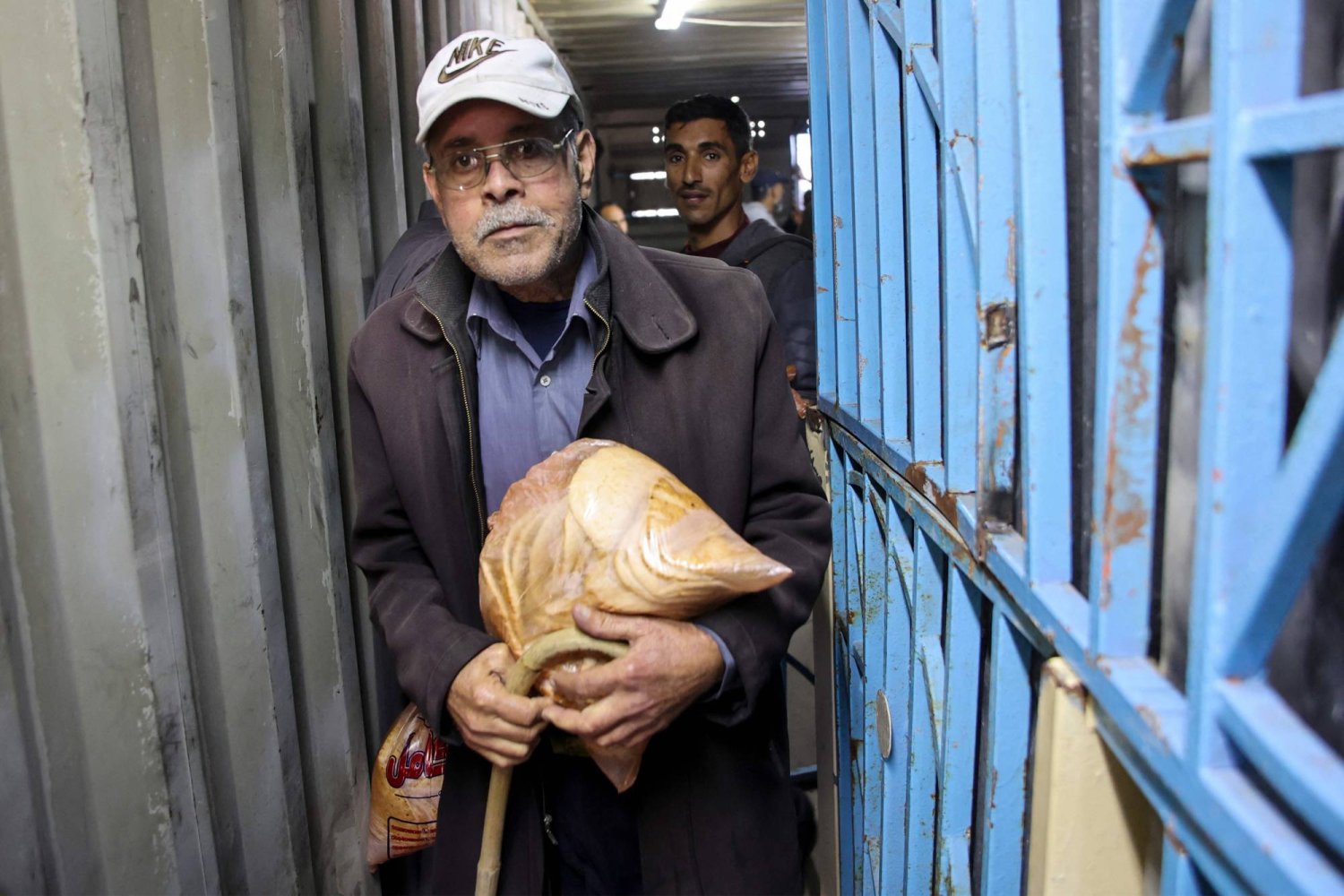 فلسطينيون يصطفّون للحصول على الخبز في مدينة غزة (أ.ف.ب)